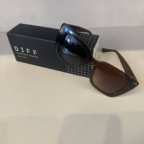 Diff Lizzy Dark Brown Sunglasses